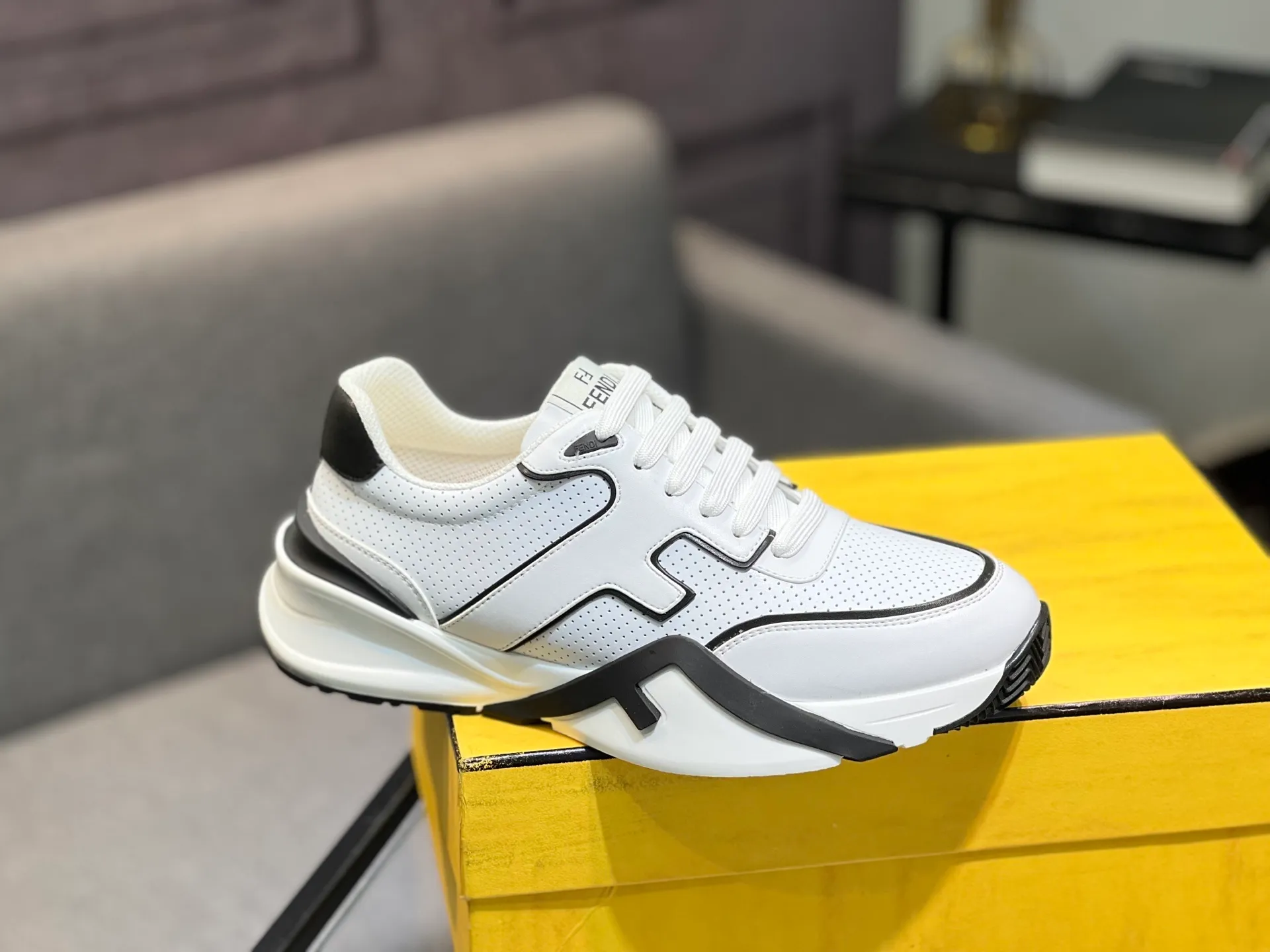Men's shoes 💰580 FENDI men's fashion casual shoes 👟Hot sale🔥Official website 1:1 replica ⬆️Original quality - Original leather - Original breathable mesh lining Original outsole 1:1 replica, code number 38-44 (45-46 customized)